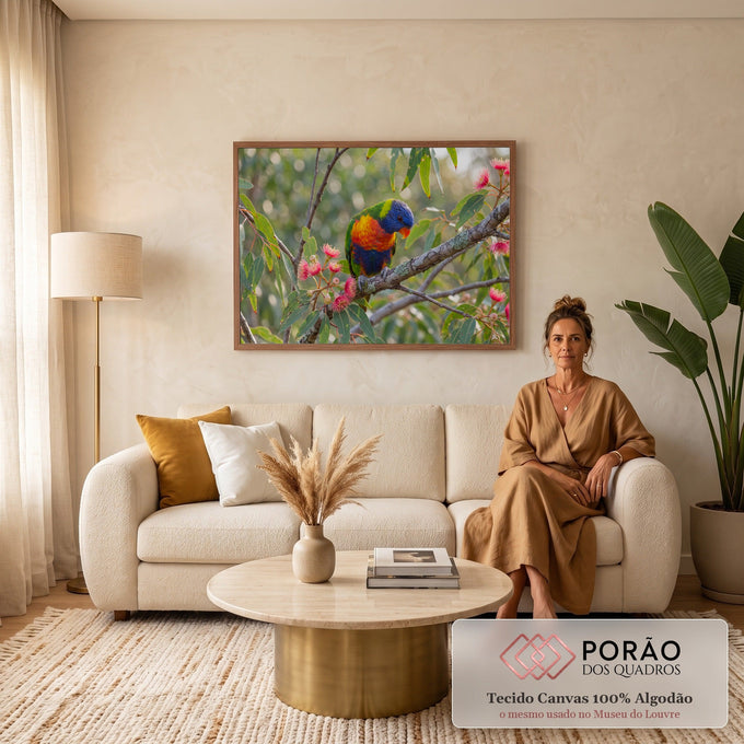Lóris arco-íris colorido pousado em galho de eucalipto com flores rosa e folhas verdes, quadro decorativo