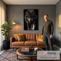 Quadro Decorativo Lobo de Olhos Âmbar em Fundo Preto | quadros decorativos para sala de estar | lobo cinza em close olhando para câmera com olhos âmbar em fundo preto | em ambiente 3 | Porao dos Quadros