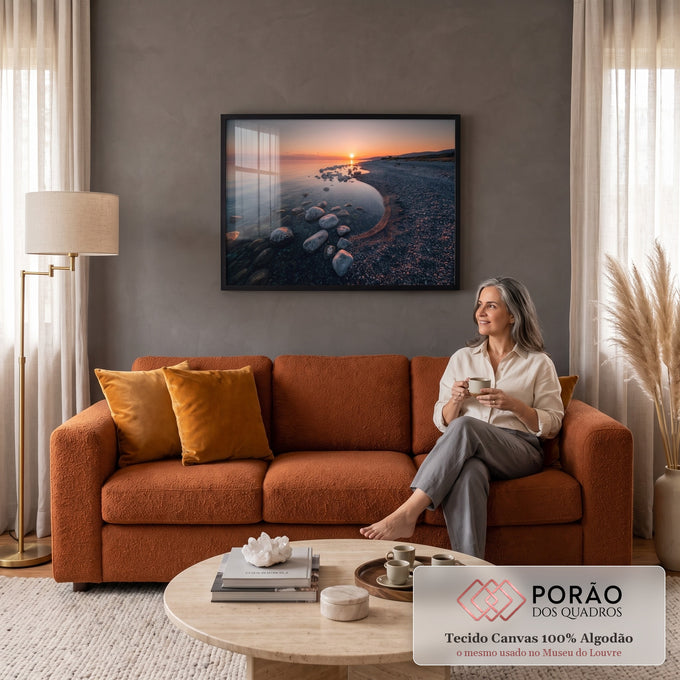 Quadro Decorativo Grande Pôr do Praia para Sala Laranja | quadros decorativos para sala de estar | pôr do sol dourado refletido na água com praia de pedras em primeiro plano | em ambiente 3 | Porao dos Quadros