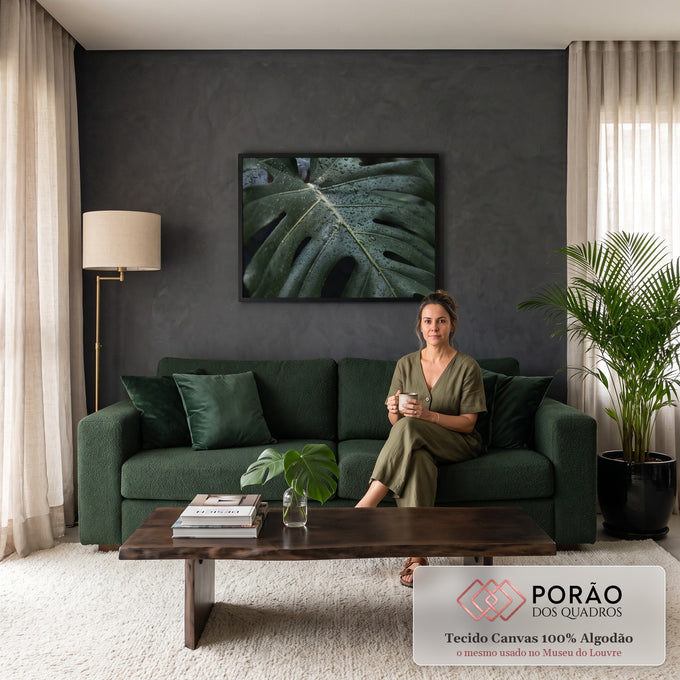 Quadro Decorativo Grande Folha para Sala Verde | quadros decorativos para sala de estar | folha verde recortada coberta de gotas de água em close macro | em ambiente 3 | Porao dos Quadros
