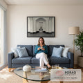 Corredor de arcos e portas brancas em perspectiva infinita com piso de madeira, quadro decorativo