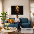 Mulher negra de turbante dourado, olhos fechados e tinta dourada no rosto em fundo preto, quadro decorativo