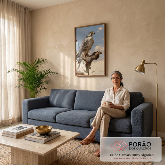 Quadro Decorativo Falcão Pousado na Luva do Falcoeiro | quadros decorativos para sala de estar | falcão malhado pousado em luva de couro com deserto e céu ao fundo | em ambiente 3 | Porao dos Quadros