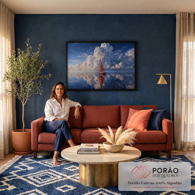 Veleiro de velas vermelhas em mar espelhado refletindo nuvens gigantes sob céu azul, quadro decorativo