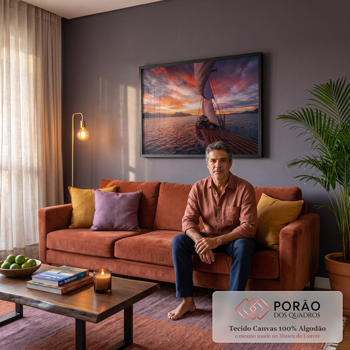 Quadro Decorativo Grande Veleiro Barco para Sala Laranja | quadros decorativos para sala de estar | veleiro de madeira navegando ao pôr do sol com céu em tons de laranja e roxo | em ambiente 3 | Porao dos Quadros