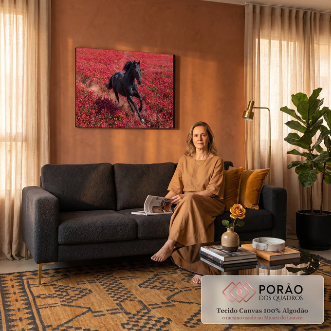 Cavalo preto galopando em campo de flores vermelhas levantando poeira, quadro decorativo