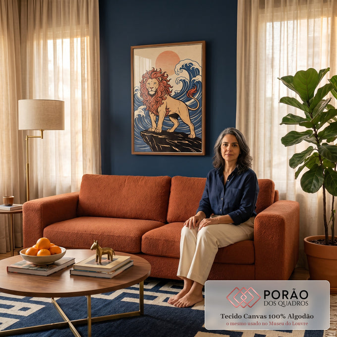 Quadro Decorativo Grande Leão com Juba de Fogo para Sala | quadros decorativos para sala de estar | leão com juba estilizada em chamas laranja sobre rocha, sol e onda japonesa ao fundo | em ambiente 3 | Porao dos Quadros