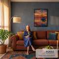 Veleiro ancorado em mar calmo refletindo céu de pôr do sol laranja e azul em pintura, quadro decorativo