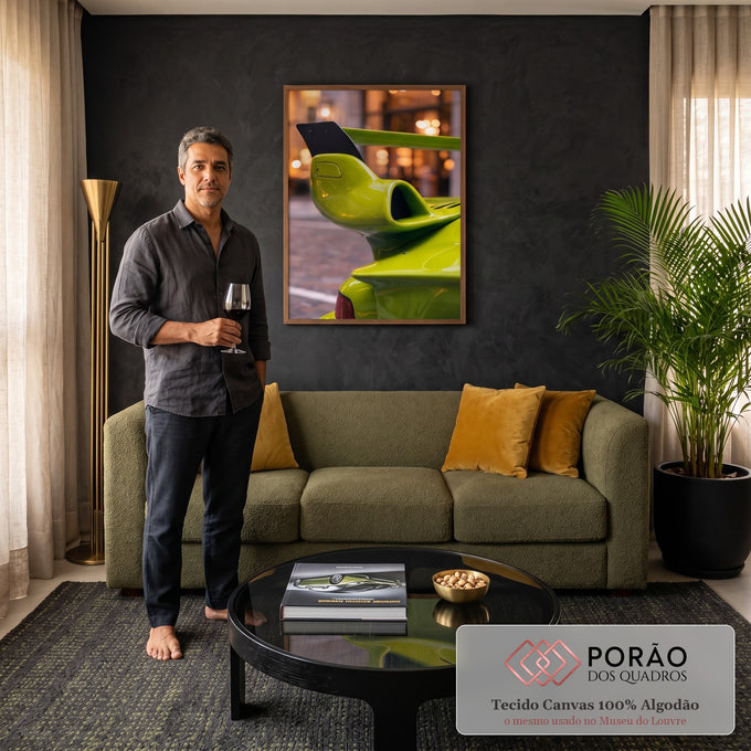 Aerofólio de carro esportivo verde-limão com luzes da cidade desfocadas ao fundo, quadro decorativo