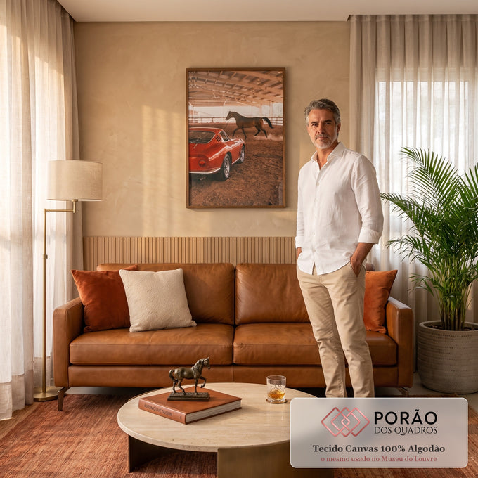 Carro esportivo vermelho vintage e cavalo marrom trotando em picadeiro de terra, quadro decorativo
