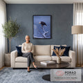 Águia-de-cabeça-branca pousada em galho coberto de neve com fundo azul, quadro decorativo