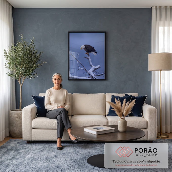 Águia-de-cabeça-branca pousada em galho coberto de neve com fundo azul, quadro decorativo