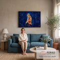 Quadro Decorativo Grande Nossa Senhora do Sagrado para Sala | quadros decorativos para sala de estar | Nossa Senhora de manto azul segurando coração em chamas sob céu estrelado dourado | em ambiente 3 | Porao dos Quadros