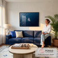 Quadro Decorativo Grande Veleiro Branco Azul para Sala | quadros decorativos para sala de estar | veleiro branco visto de cima navegando em mar azul profundo com rastro de espuma | em ambiente 3 | Porao dos Quadros
