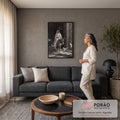 Quadro Decorativo Grande Entrada Triunfal Preto para Sala | quadros decorativos para sala de estar | homem de manto montado em jumento atravessando portal de pedra com pombas voando, em preto e branco | em ambiente 3 | Porao dos Quadros