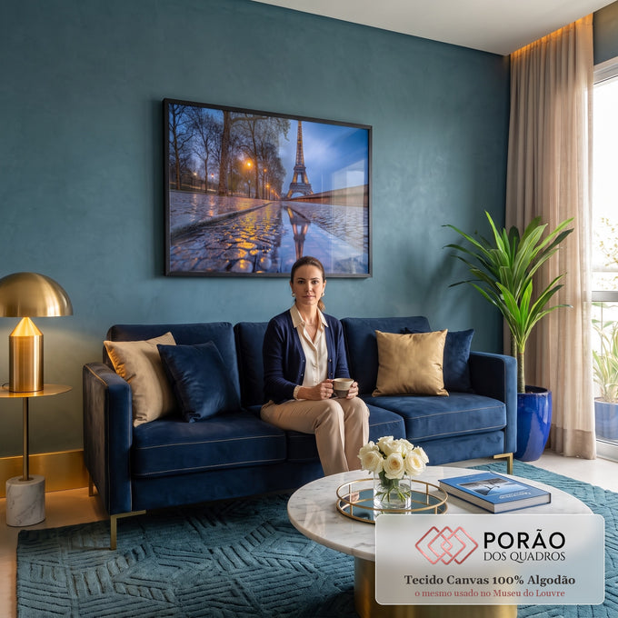 Quadro Decorativo Grande Torre Eiffel Azul para Sala | quadros decorativos para sala de estar | Torre Eiffel iluminada refletida em calçada molhada durante a noite | em ambiente 3 | Porao dos Quadros