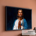 Jesus Cristo de mãos unidas em oração, manto azul e túnica branca sobre fundo escuro, quadro decorativo