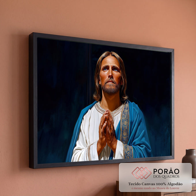 Jesus Cristo de mãos unidas em oração, manto azul e túnica branca sobre fundo escuro, quadro decorativo