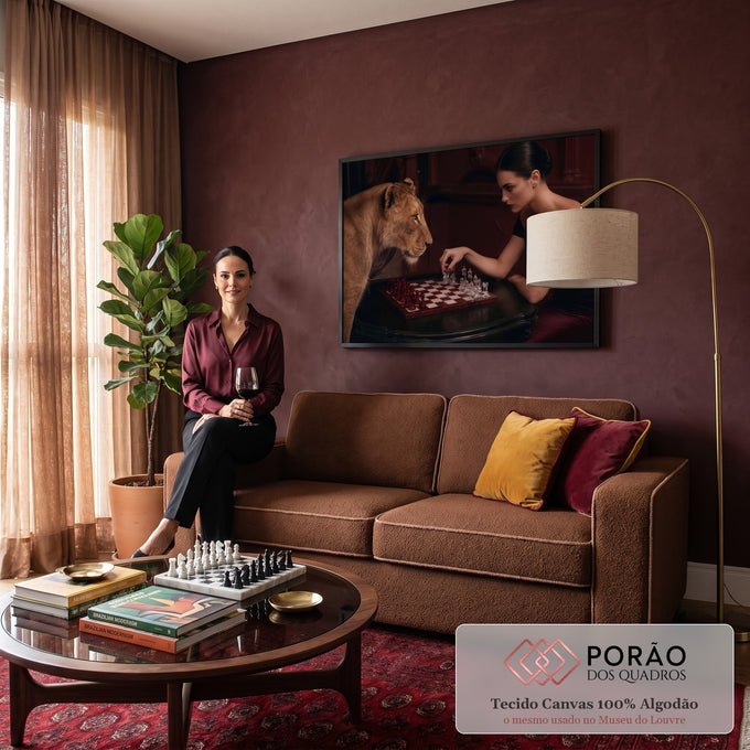 Quadro Decorativo Grande Mulher Jogando Vermelho para Sala | quadros decorativos para sala de estar | mulher elegante jogando xadrez com uma leoa em cenário vermelho luxuoso | em ambiente 3 | Porao dos Quadros