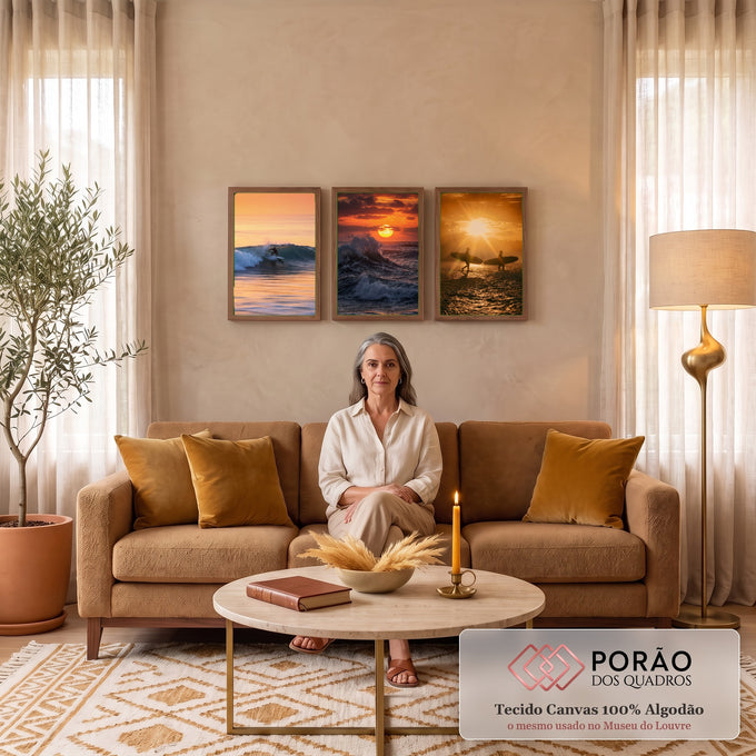 Quadro Decorativo Kit 3 Telas Surfistas e Ondas para Sala | quadros decorativos para sala de estar | surfistas e ondas ao pôr do sol em tríptico com tons laranja e silhuetas | em ambiente 3 | Porao dos Quadros