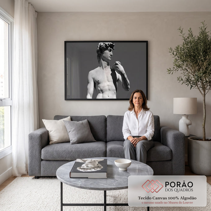 Quadro Decorativo Grande Estátua do David para Sala Cinza | quadros decorativos para sala de estar | estátua clássica do David em preto e branco, torso e rosto em perfil | em ambiente 3 | Porao dos Quadros