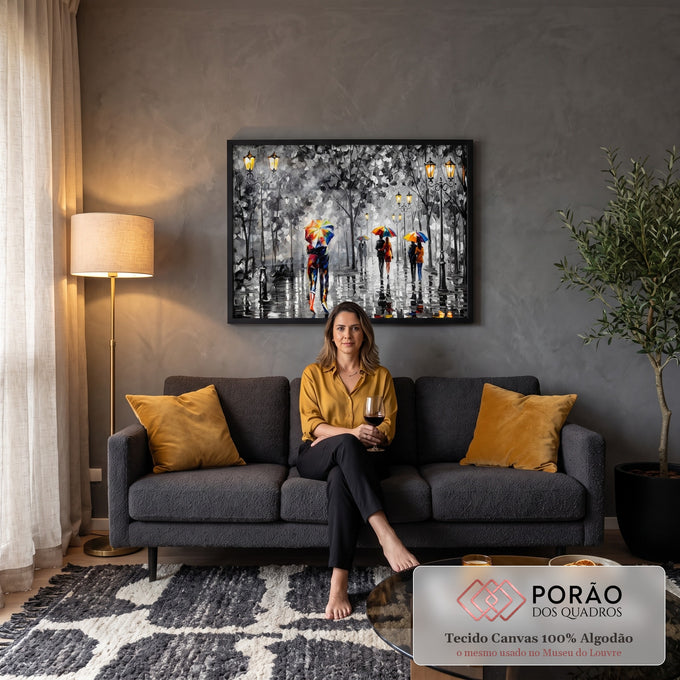 Quadro Decorativo Grande Alameda Chuvosa para Sala Preto | quadros decorativos para sala de estar | casais caminhando sob guarda-chuvas coloridos em alameda preto e branco chuvosa | em ambiente 3 | Porao dos Quadros