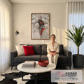 Mulher de casaco preto e botas vermelhas entre estátuas brancas de lábios vermelhos, quadro decorativo