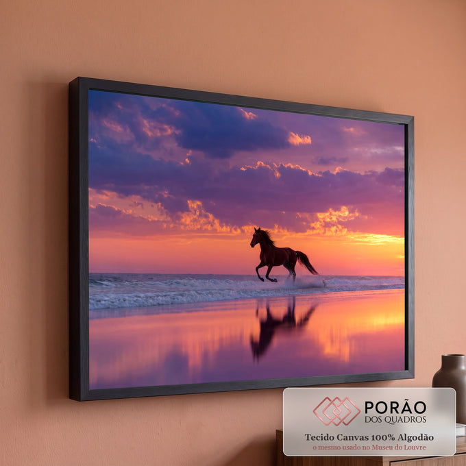 Quadro Decorativo Grande Cavalo Galopando Roxo para Sala | quadros decorativos para sala de estar | cavalo galopando na praia com reflexo na água sob céu roxo e laranja de pôr do sol | em ambiente 3 | Porao dos Quadros