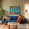 Quadro Decorativo Grande Íris Azuis de Van para Sala Azul | quadros decorativos para sala de estar | campo de íris azuis e brancas com fundo de flores laranja e grama verde | em ambiente 3 | Porao dos Quadros