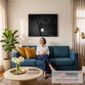 Quadro Decorativo Grande Carro Preto e Branco para Sala | quadros decorativos para sala de estar | carro esportivo preto e branco à noite com cachorro no banco traseiro e motorista ao volante | em ambiente 3 | Porao dos Quadros