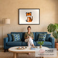 Quadro Decorativo Grande Tigrinho para Quarto de Bebê | quadros decorativos para sala de estar | filhote de tigre cartoon sentado com listras laranja e pretas sobre fundo bege | em ambiente 3 | Porao dos Quadros
