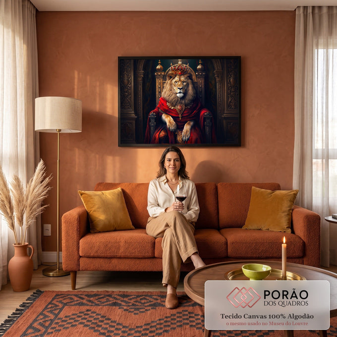 Leão coroado de manto vermelho sentado em trono de madeira entalhada, arte digital, quadro decorativo