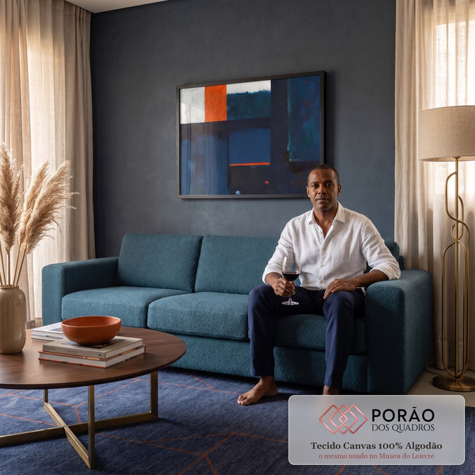 Quadro Decorativo Grande Abstrato Azul para Sala | quadros decorativos para sala de estar | pintura abstrata em blocos de azul marinho, branco e laranja com faixa de horizonte | em ambiente 3 | Porao dos Quadros