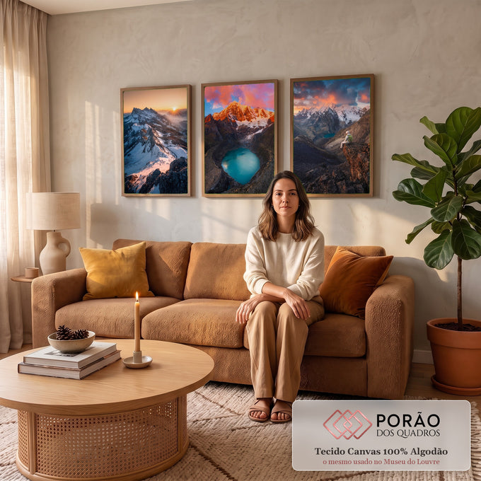 Quadro Decorativo Grande Montanhas Nevadas para Sala Azul | quadros decorativos para sala de estar | tríptico de montanhas nevadas com lago turquesa e céu colorido ao amanhecer | em ambiente 3 | Porao dos Quadros