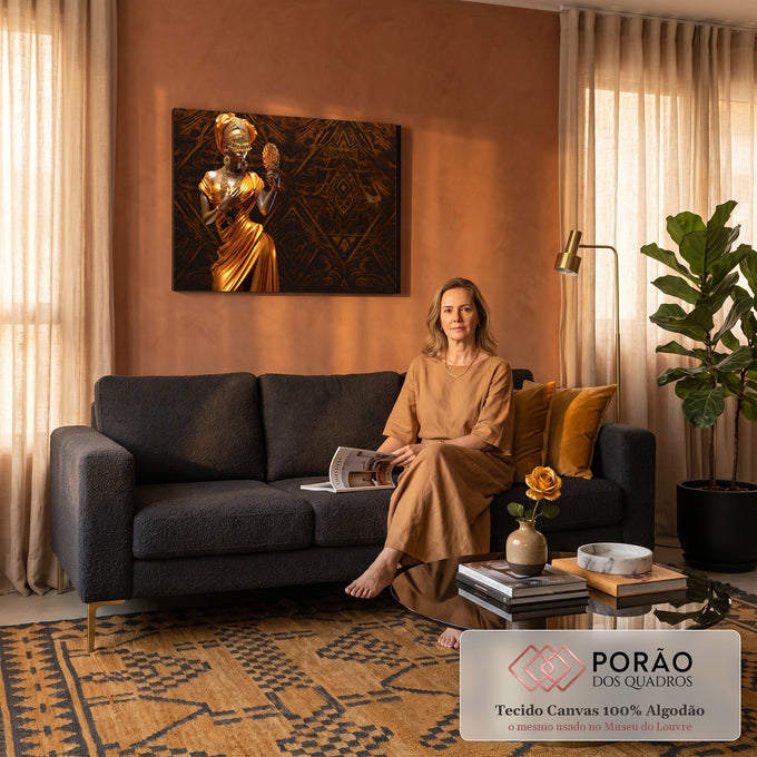 Orixá Oxum em vestido dourado segurando abebé sobre fundo marrom com padrões africanos, quadro decorativo