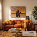 Cavalo baio de cabeçada no picadeiro de areia com céu laranja de pôr do sol ao fundo, quadro decorativo