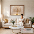 Árvore da vida dourada com tronco trançado e folhas brancas em relevo sobre parede bege, quadro decorativo