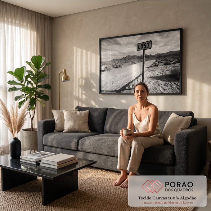 Quadro Decorativo Grande Placa Lost para Sala Preto | quadros decorativos para sala de estar | placa de madeira com a palavra Lost em estrada de terra no deserto, preto e branco | em ambiente 3 | Porao dos Quadros