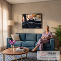 Interior de carro esportivo com volante de couro preto, painel e rua urbana de outono ao fundo, quadro decorativo