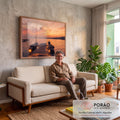 Quadro Decorativo Grande Cais com Barcos para Sala Laranja | quadros decorativos para sala de estar | cais de madeira com barcos de pesca e lanternas acesas sob pôr do sol laranja | em ambiente 3 | Porao dos Quadros