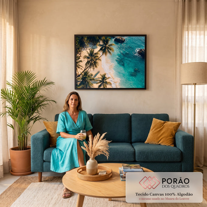 Vista aérea de praia tropical com palmeiras, areia clara, rochas e mar turquesa, quadro decorativo