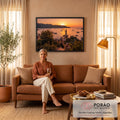 Quadro Decorativo Grande Farol ao Pôr do Sol para Sala | quadros decorativos para sala de estar | farol branco entre veleiros em baía ao pôr do sol laranja | em ambiente 3 | Porao dos Quadros