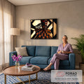 Mulher negra com chapéu alto, gola trançada xadrez laranja e preto e fundo geométrico dourado, quadro decorativo