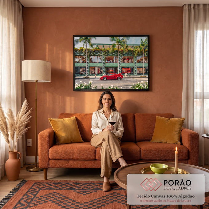 Quadro Decorativo Grande Carro Rua Urbana para Sala Vermelho | quadros decorativos para sala de estar | carro esportivo vermelho estacionado em rua com palmeiras e fachada verde | em ambiente 3 | Porao dos Quadros
