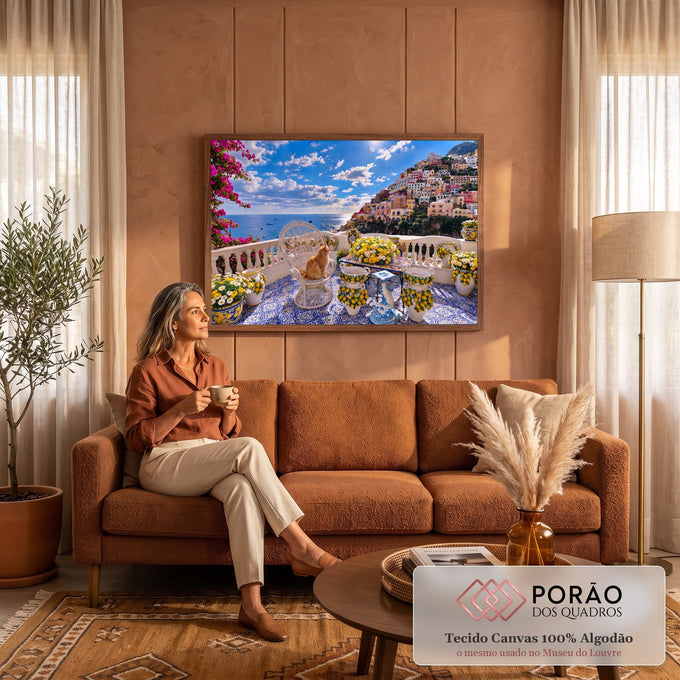Quadro Decorativo Grande Gato na Varanda para Sala Azul | quadros decorativos para sala de estar | gato ruivo numa cadeira de vime com vista para vila italiana à beira-mar | em ambiente 3 | Porao dos Quadros