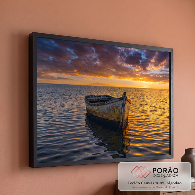Quadro Decorativo Grande Barco de Pesca Mar para Sala | quadros decorativos para sala de estar | barco de pesca desgastado ancorado em mar calmo sob céu de pôr do sol dramático | em ambiente 3 | Porao dos Quadros