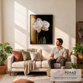 Orquídea branca com gotas de orvalho e feixe de luz dourada sobre fundo preto, quadro decorativo
