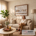 Quadro Decorativo Grande Santa Ceia para Sala Bege | quadros decorativos para sala de estar | relevo esculpido da Última Ceia em tons bege e branco com janelas em arco ao fundo | em ambiente 3 | Porao dos Quadros