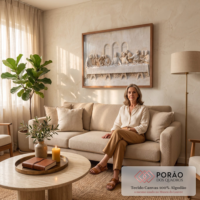 Quadro Decorativo Grande Santa Ceia para Sala Bege | quadros decorativos para sala de estar | relevo esculpido da Última Ceia em tons bege e branco com janelas em arco ao fundo | em ambiente 3 | Porao dos Quadros