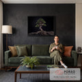 Quadro Decorativo Grande Bonsai com Tronco para Sala Preto | quadros decorativos para sala de estar | bonsai verde com tronco retorcido de madeira clara sobre rocha em fundo preto | em ambiente 3 | Porao dos Quadros